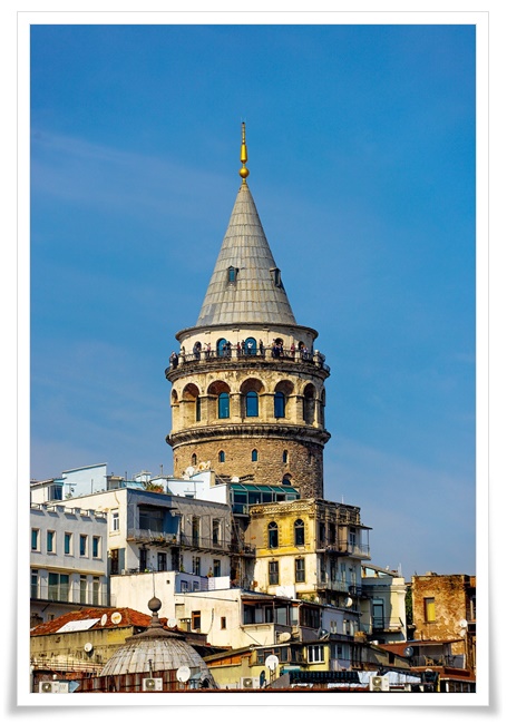 낮은 건축물들 위로 둥글고 거대한 타워가 우뚝 솟아있는 사진. 타워의 가장 윗부분은 원주형으로 끝이 뽀쪽하고
타워의 외관은 단단하고 견고해 보임