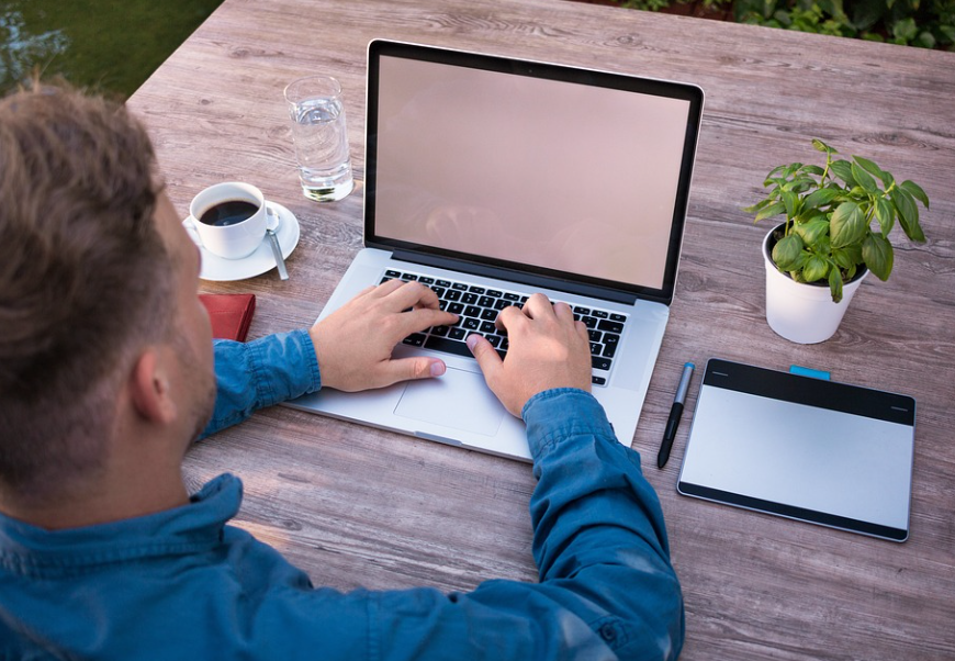 중년이 컴퓨터로 일자리 검색하고 있는 모습