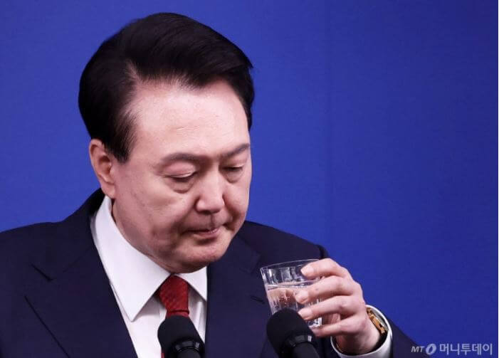브리핑 후 물 마시는 윤석열 전대통령