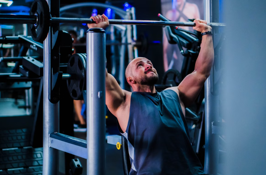 웨이트 트레이닝 하는 사진