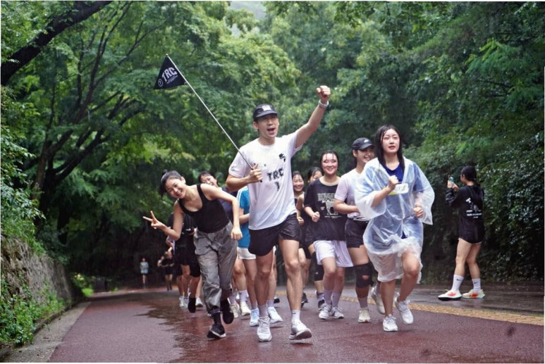 상반신 노출, 떼지어 달리기… 대체 왜 그러는 걸까?