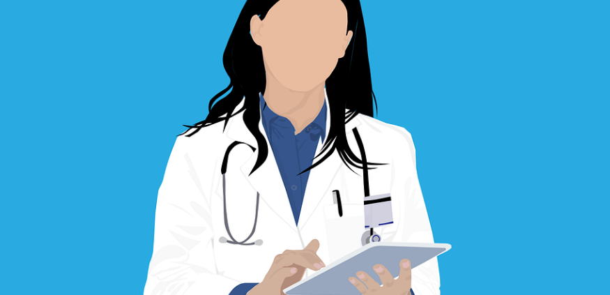 여의사가 차트를 들고 서있다