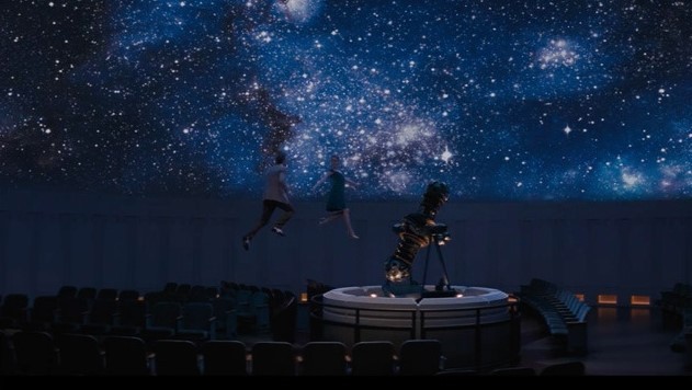 하늘을 나는 남녀의 모습