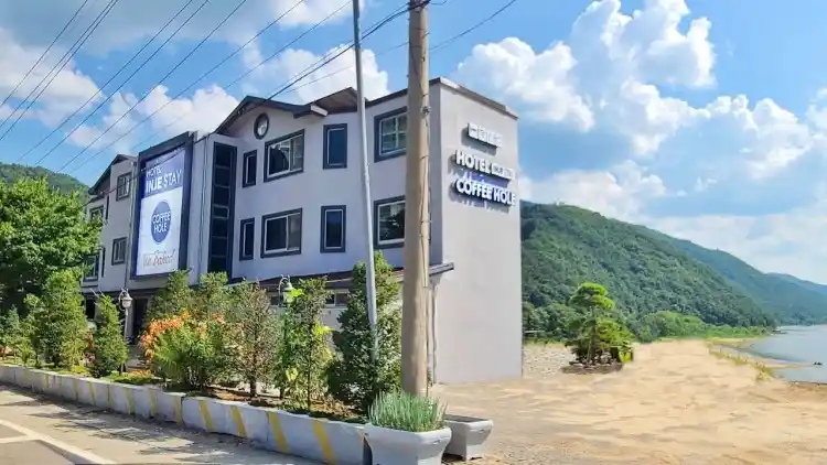 커피홀 베이커리 인제스테이점 가게 전경