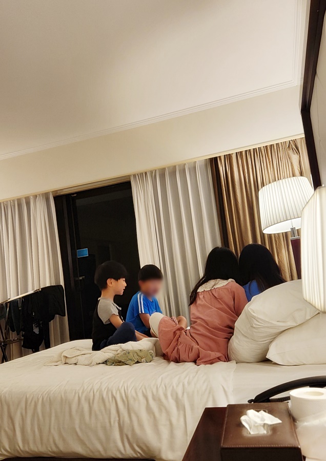 모여서 놀고있는 아이들