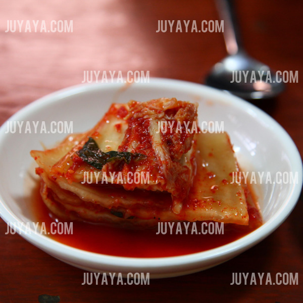 그릇에 담긴 김장김치 - 한 접시에 소량으로 담긴 김장김치. 발효된 김치의 윤기와 색감이 돋보임.