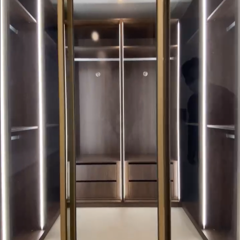 드레스룸&amp;#44; 공간이 넓고&amp;#44; 불이 환하게 켜져 있어 드레스룸 사용하기가 너무 편함.