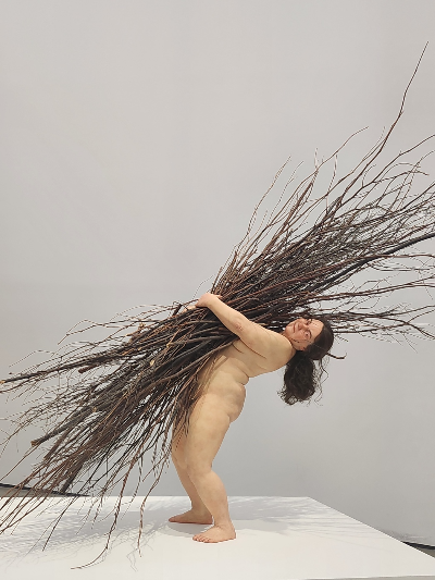 나뭇가지를 든 여인