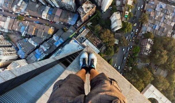 높은곳-모서리에-서있는-사람