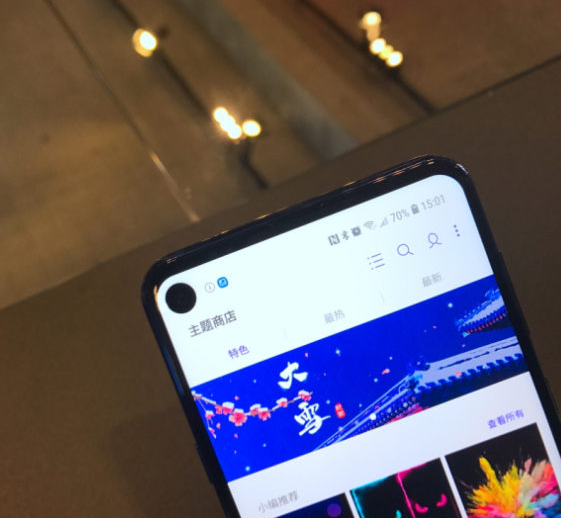 왼쪽 상단에 펀치홀이 적용된 갤럭시A85.