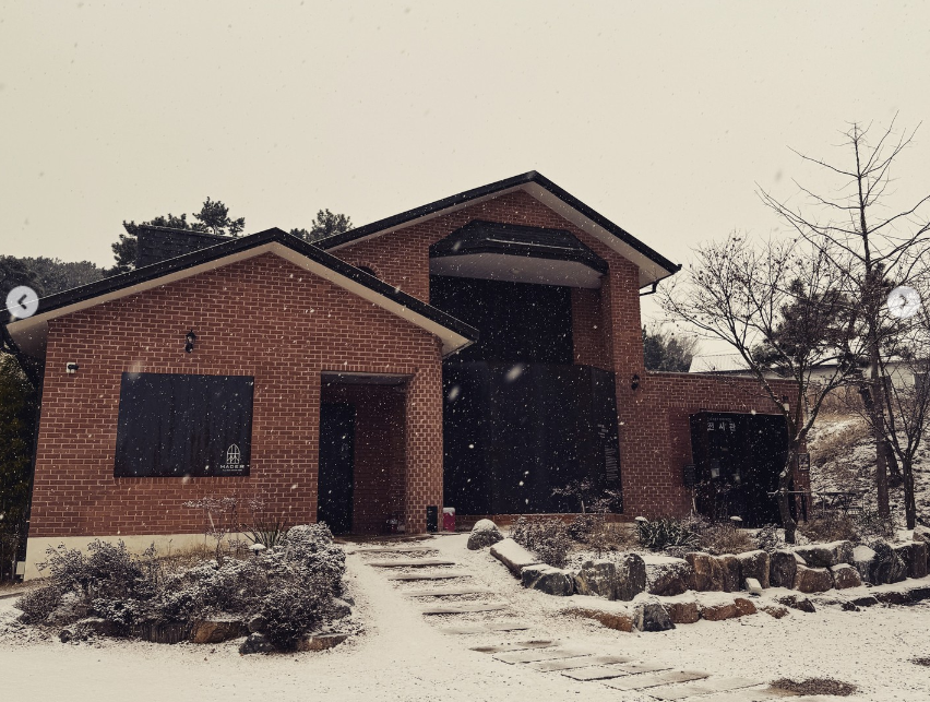 인천 핫플 영종도 을왕리 메이드림 카페: 전시, 공연, 다이닝, 베이커리로 즐기는 유니크한 매력