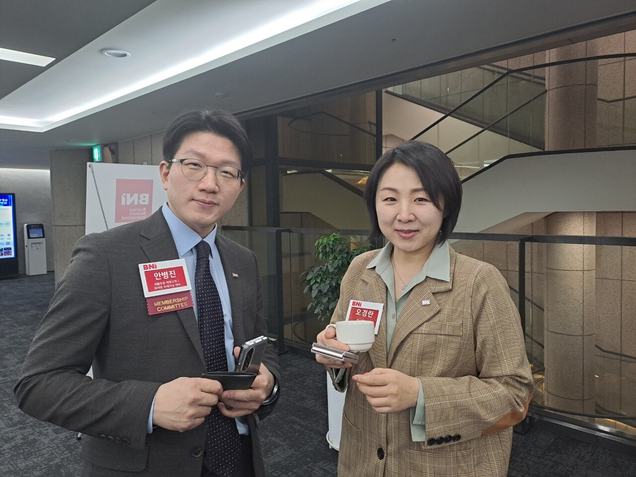 리픽스 큐어맨 재활전문가 안병진 대표님과 혼공기적학원 오경란 대표님이 활짝 웃음지으며 비엔아이 비즈니스 모임시작전에 기념촬영을 했습니다.