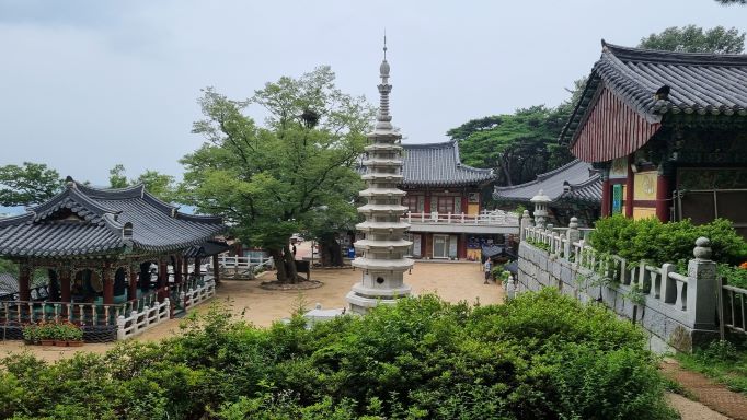 호압사 전경, 가운데 10층 석탑,