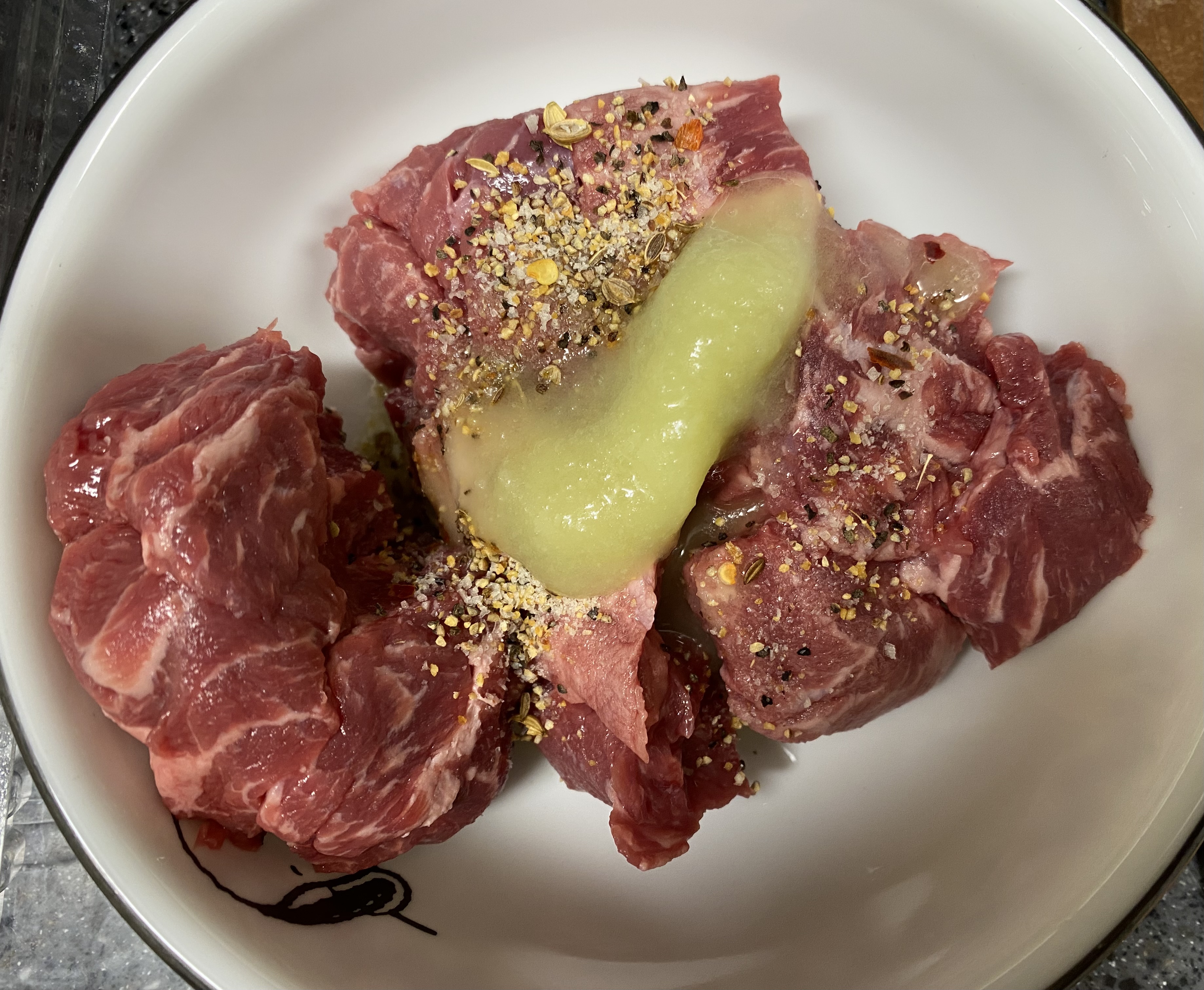 소고기에 시즈닝과 올리브오일