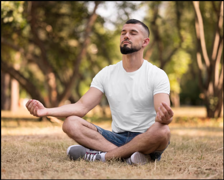 잔디에서 명상하는 남자