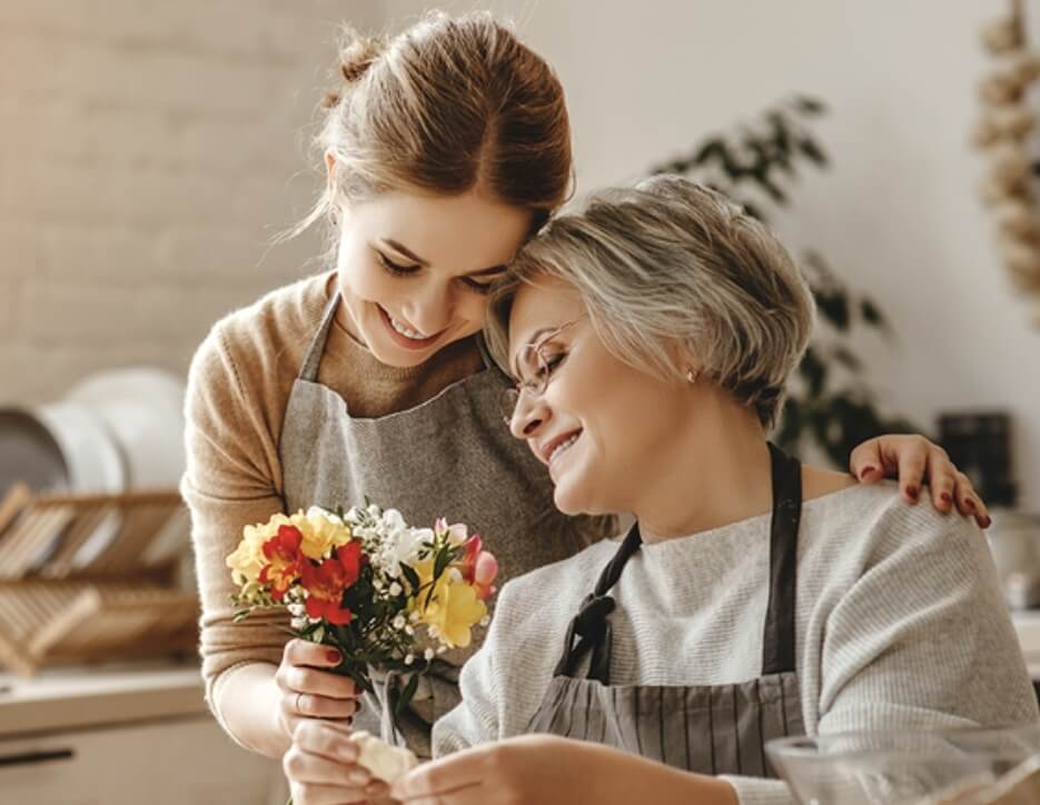 시어머니와 딸이 웃고 있다