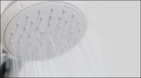 샤워기에서 나오는 뜨거운 물