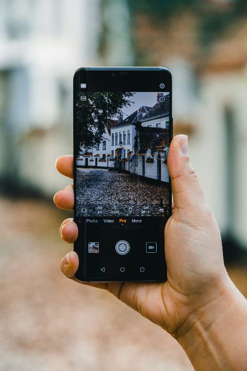 격자선을 통해 사진 찍고 있는 모습. 출처 : Unsplash