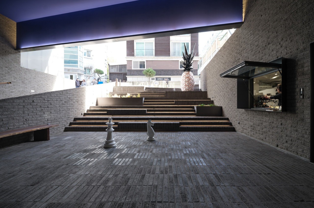 유럽의 광장계단에 앉아 있는듯한 느낌을 주는 미나앤폴 카페