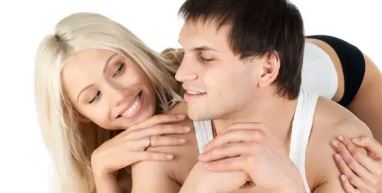 남성과 여성이 얼굴보고 미소짓고있는 사진