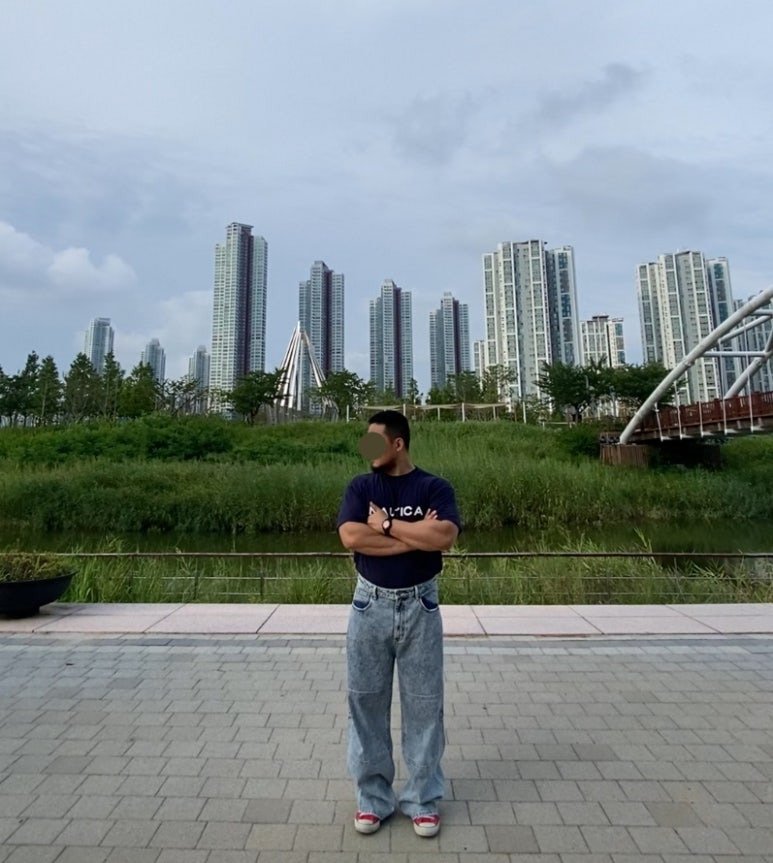 데일리룩(2025. 8. 17.)노티카 83플래그 로고 반팔티 티셔츠 네이비, 무신사스탠다드 패널드 니 와이드 데님 팬츠 연청바지, 컨버스 올스타 척테일러 레드, 루미녹스 3954