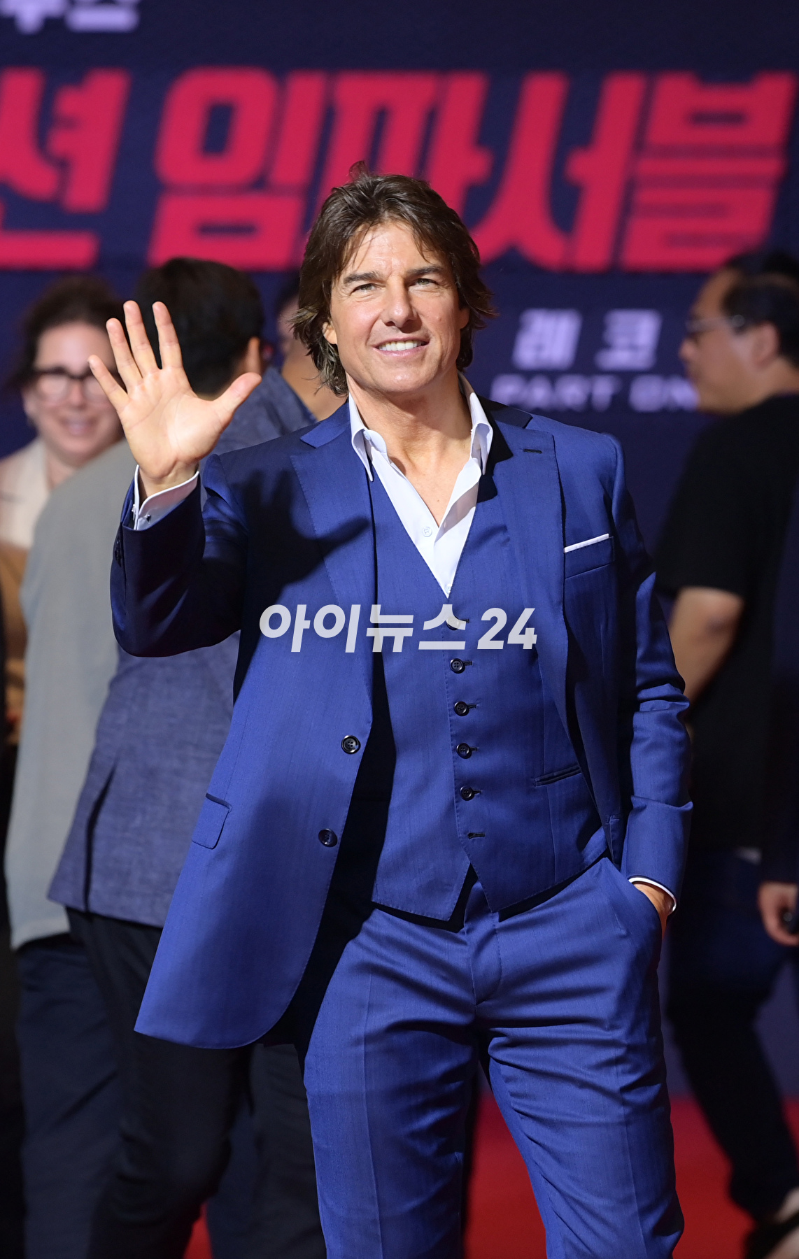 배우 톰 크루즈가 29일 오후 서울 송파구 롯데월드타워에서 진행된 영화 '미션 임파서블: 데드 레코닝 파트 원'(감독 크리스토퍼 맥쿼리) 내한 레드카펫 행사에 참석해 한 팬에게 자신의 얼굴이 새겨진 부채를 받고 기뻐하고 있다. [사진=정소희 기자]