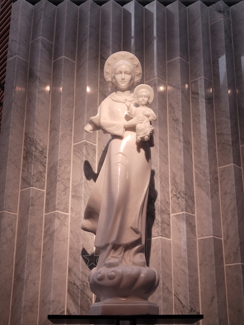 화성 남양 성모 성지 로사리오의 성모 마리아 대성당 안에 있는 라방 성모님 상입니다.