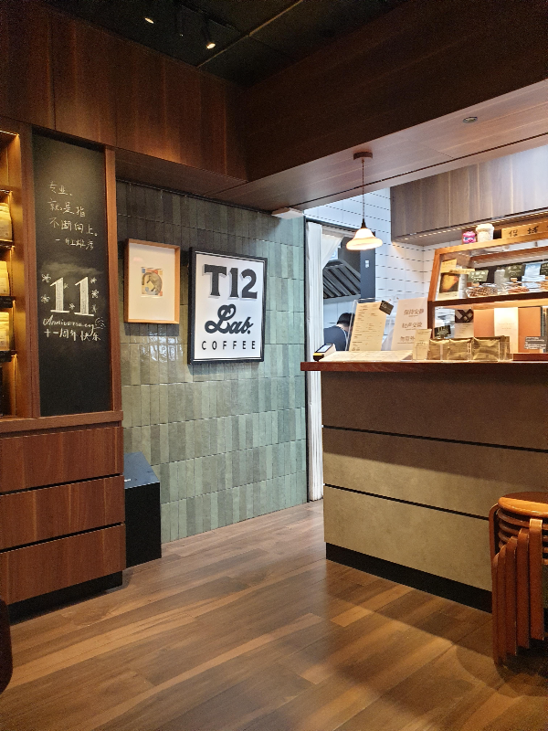 전체적으로 우드 인테리어에 그린타일을 사용해 포인트를 주었다.