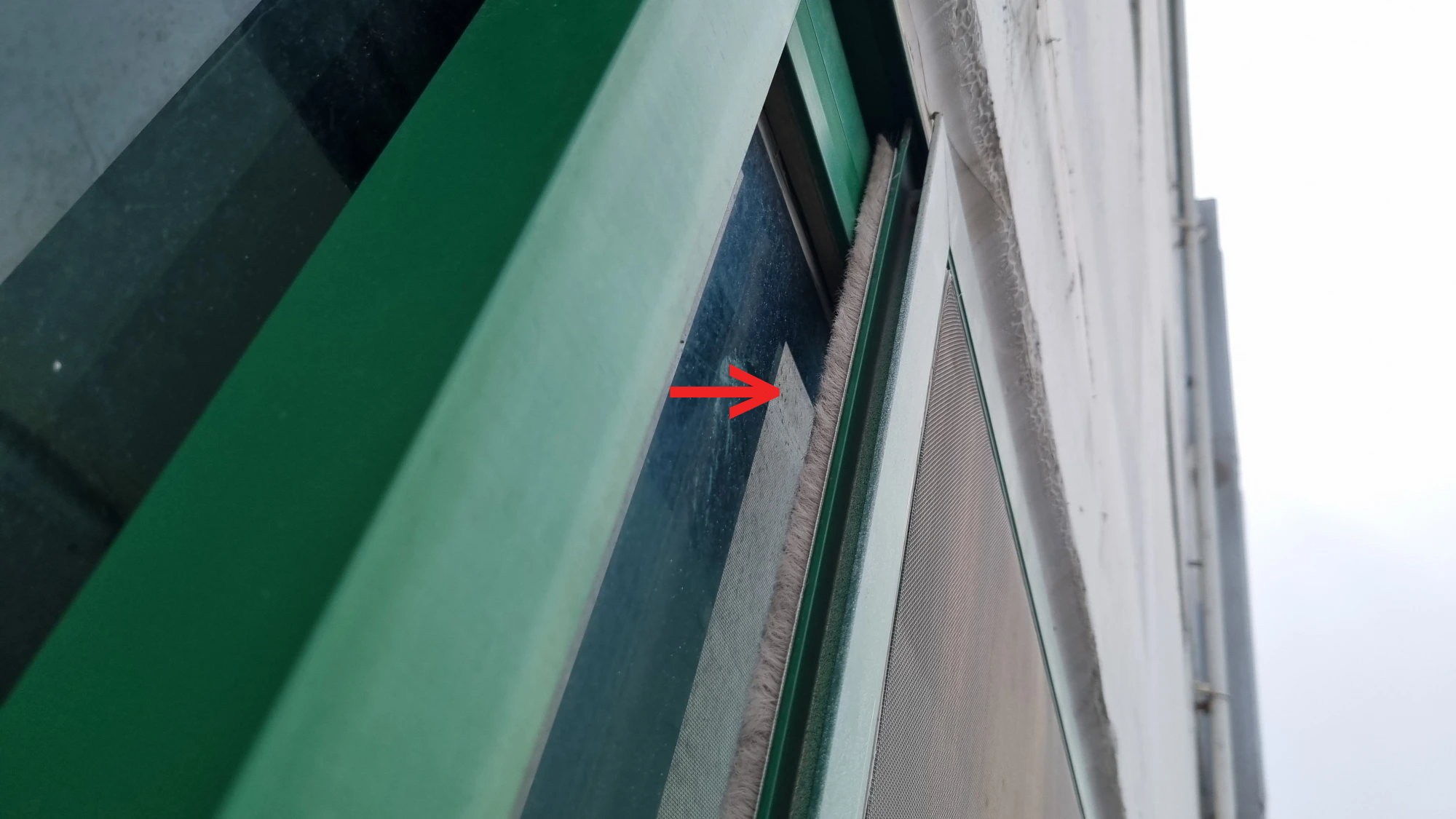 방충망 털이 제 역할을 하지 못하는 상태