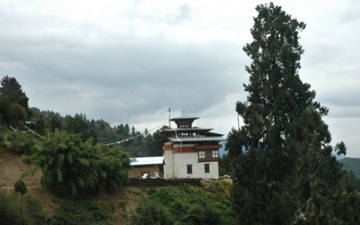 부탄 팍셀링 수도원과 고대 숲