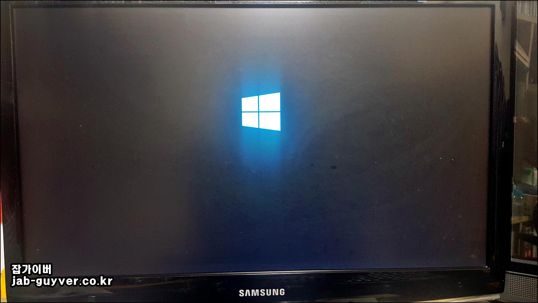 부팅순서 저장 후 재부팅되어 윈도우 설치 USB 화면으로 넘어가는 예시