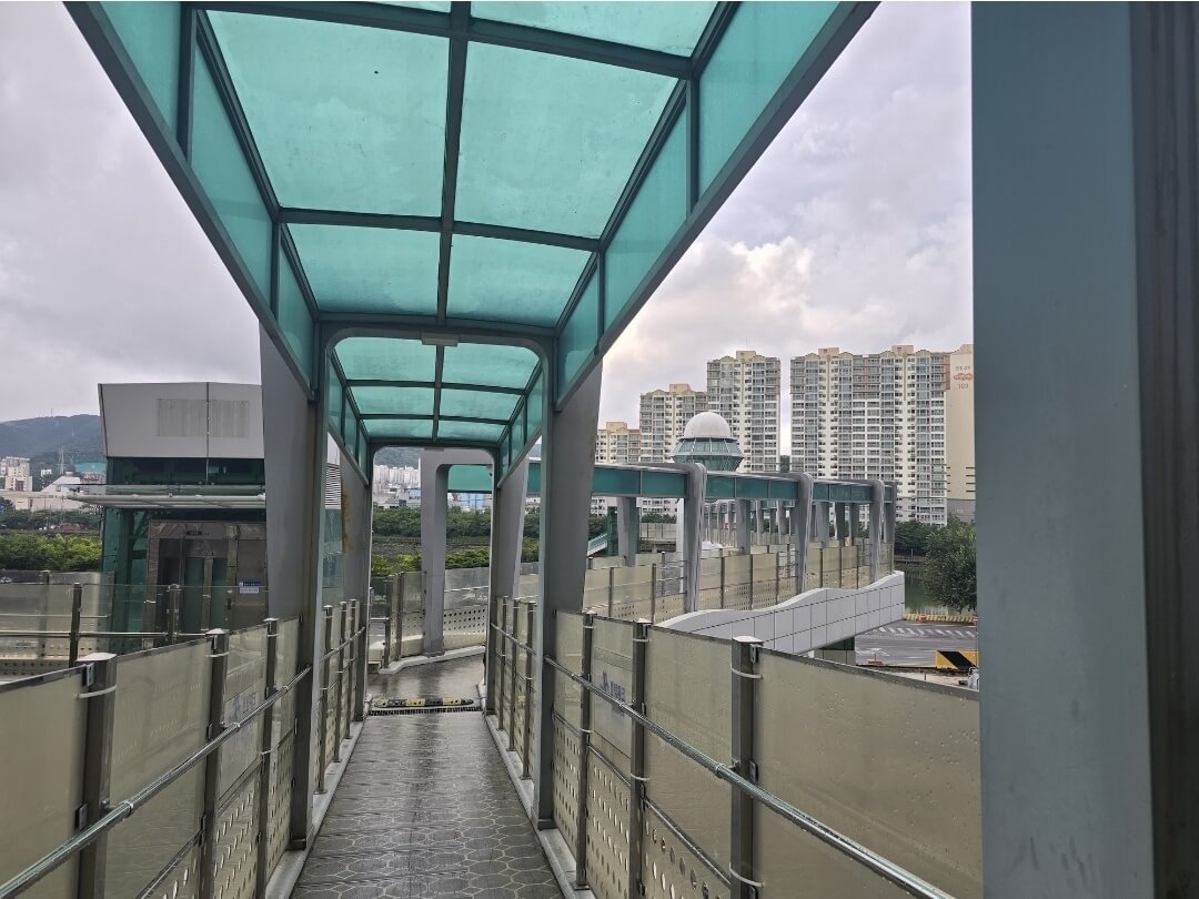 테크층에서 이어지는 다리