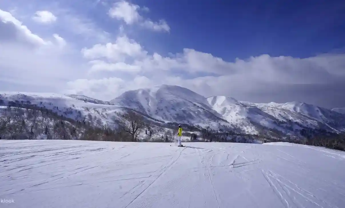 홋카이도 키로로 스키 리조트에서 파우더 설원을 내려오는 스키어 전경