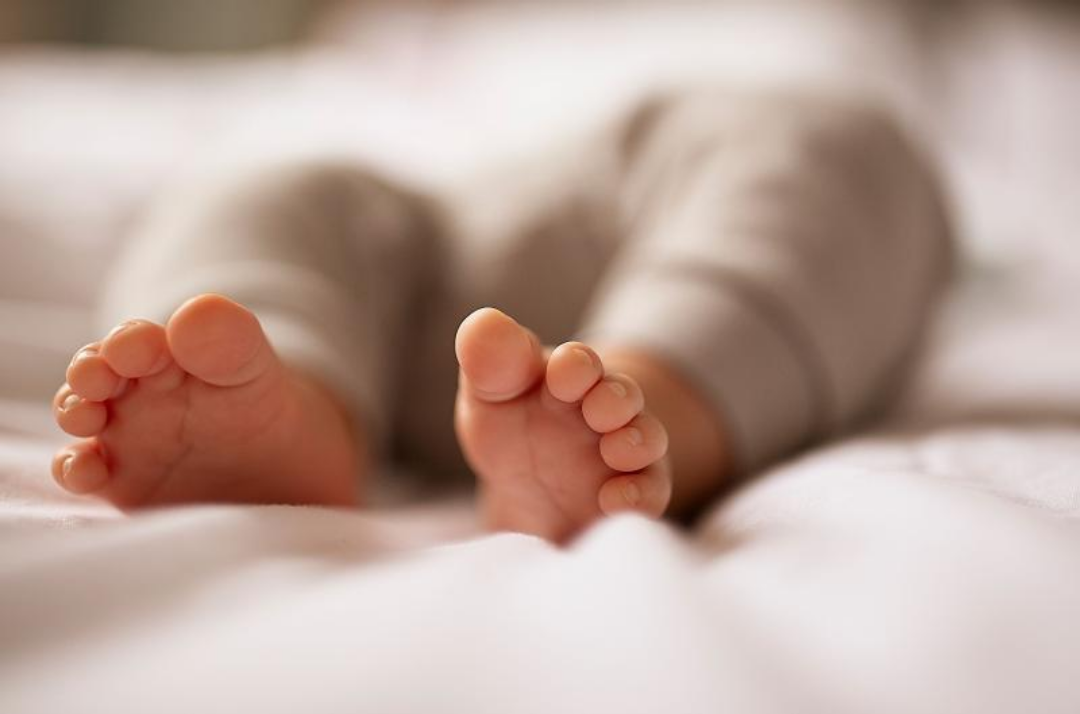아기의 양발이 나란히 놓여있다.
