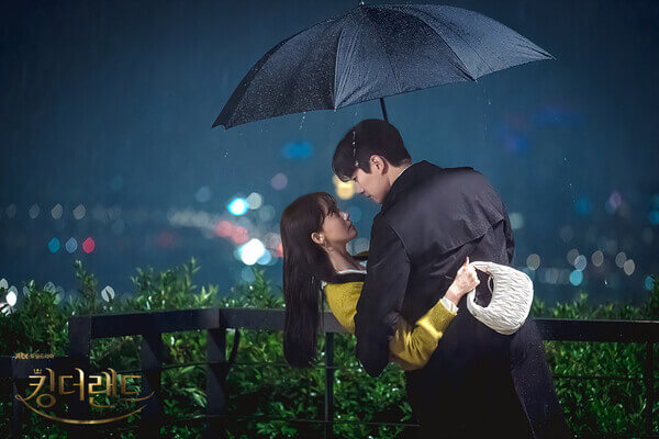 남녀 주인공이 우산속에서 눈을 마주치고있는 모습