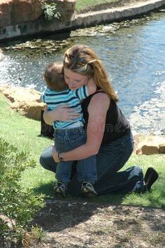 엄마가-강가에서-어린-아들을-안아주는-포옹-사랑