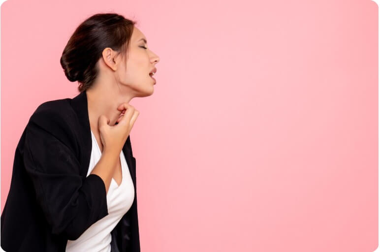 갑상선 기능 항진증으로 불편해 하는 여성