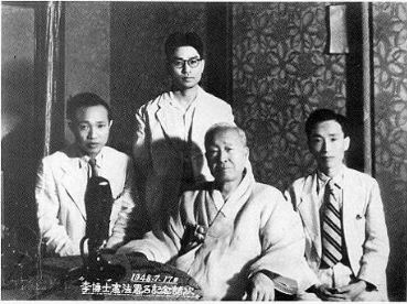 제헌헌법 공포를 마친 이승만