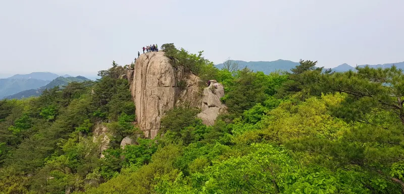 괴산 막장봉 투구바위