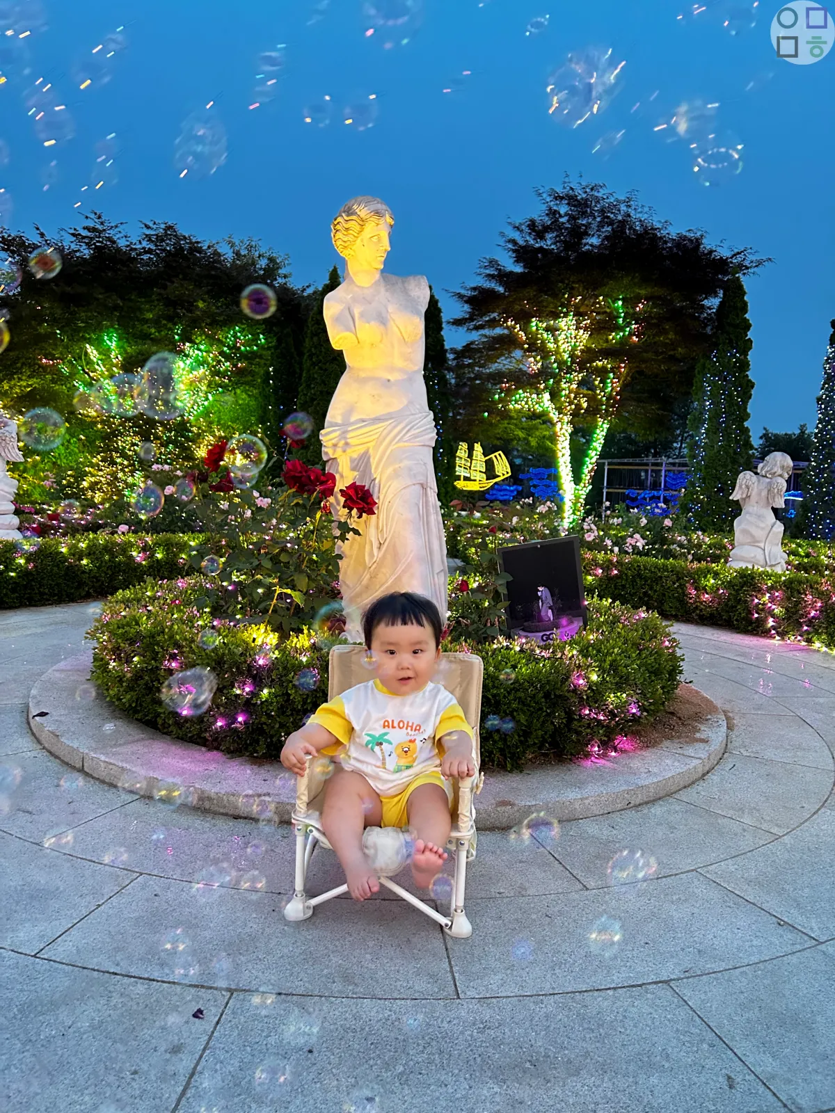 조각상-앞-아기-밤-사진-불빛-이쁨