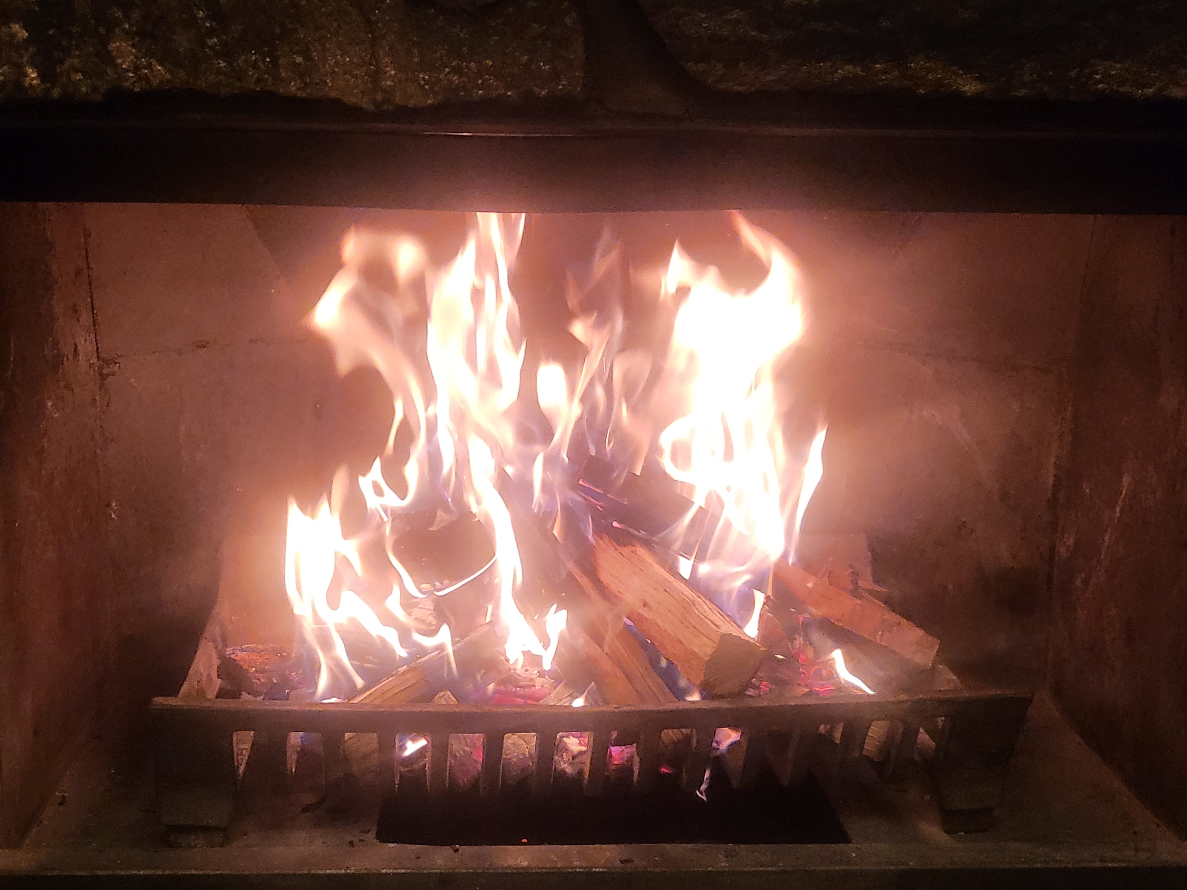 벽난로 장작이 활활타는 이미지