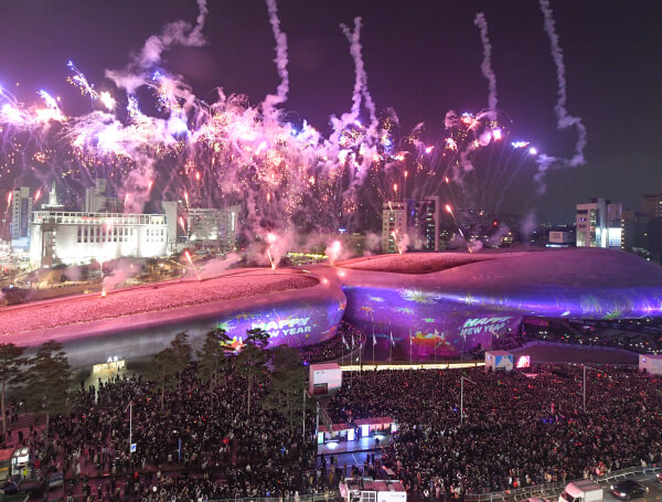 서울 DDP에서 열리는 서울라이트 새해맞이 카운트다운 불꽃놀이와 수많은 관중들이 모인 축제 현장