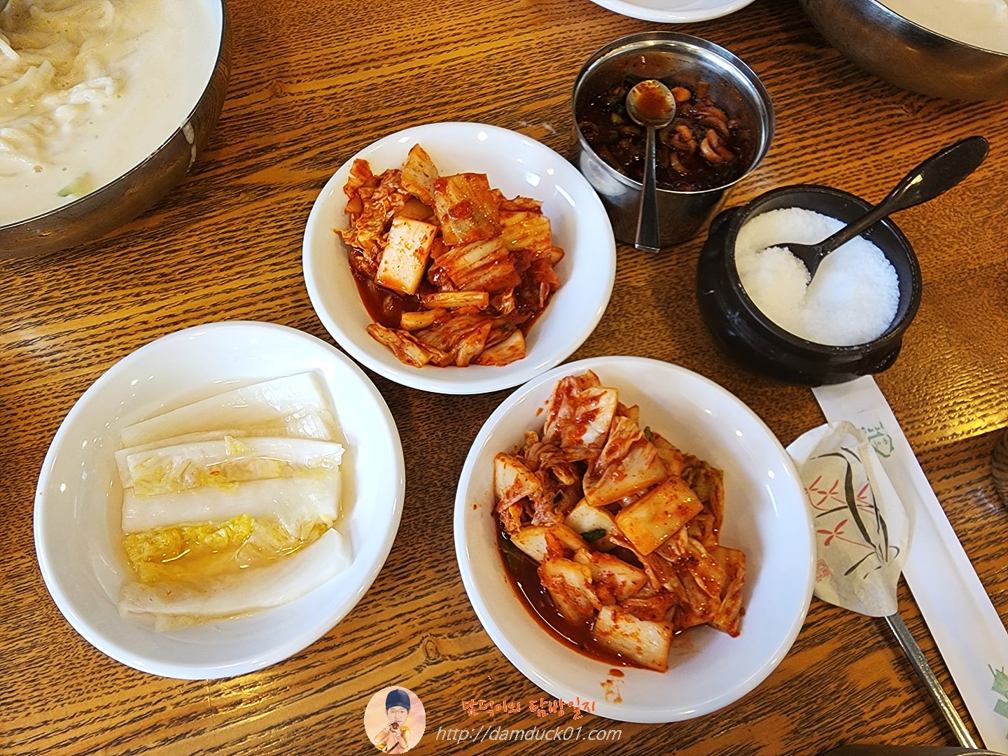 망향비빔국수 반찬과 양념