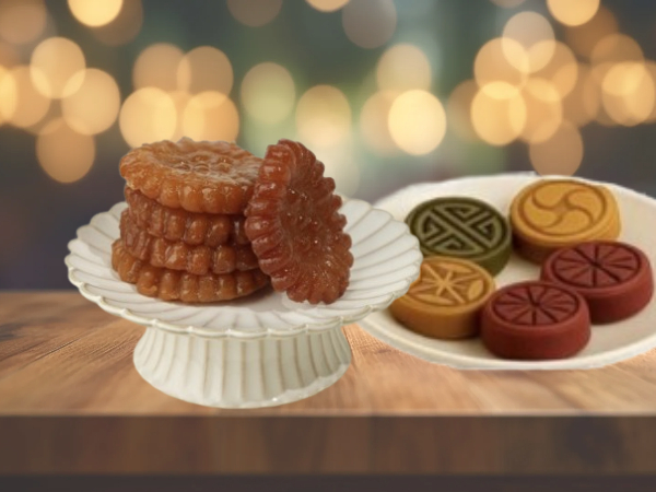 반짝이는 배경을 뒤에 두고 우드 위에 약과와 다식이 놓여있다.