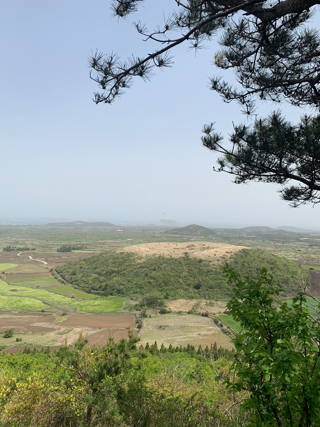 다랑쉬오름에서 바라본 아끈다랑쉬오름