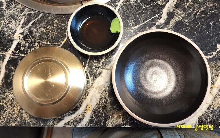 앞 접시와 고추냉이 소스