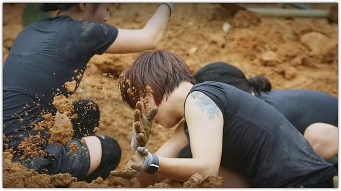 땅을-파고-있는-여성-세명