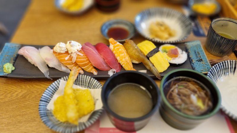 초밥과 튀김 사진