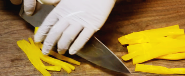 단무지를 좀 더 세밀하게 손질하고 있습니다