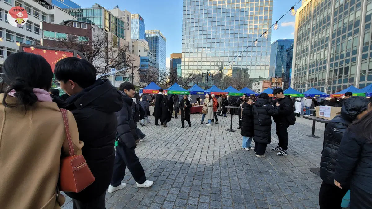 명동성당 성탄절 다양한 행사 부스와 사람들